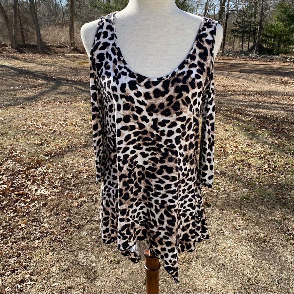 BOSTON PROPER TOP TEE LEOPARD BLACK CREAM ANIMAL PRINT COLD SHOULDER SIZE S